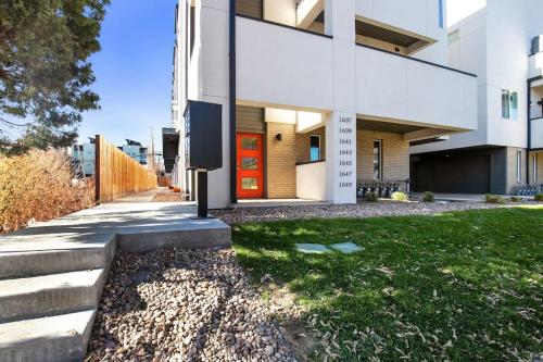 2 BDR Home Roof Deck plus Walk to Broncos and Sloans Lake in West Colfax