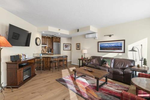 Cozy 1BDR Condo Heart of Town Walk Everywhere