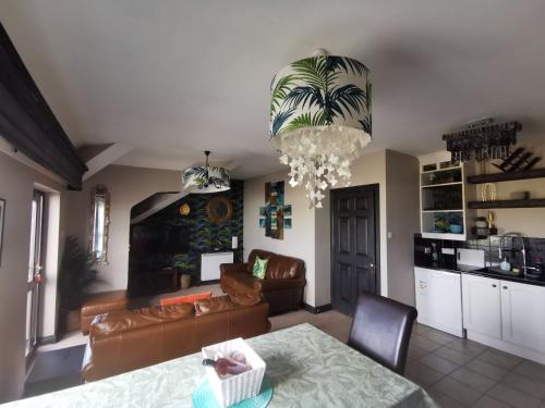 Palm Cove Bundoran Luxurious Sea View Balcony Free Wifi Netflix Sleeps 5 in Бандоран
