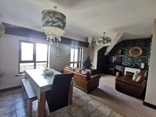 Palm Cove Bundoran Luxurious Sea View Balcony Free Wifi Netflix Sleeps 5 in Бандоран