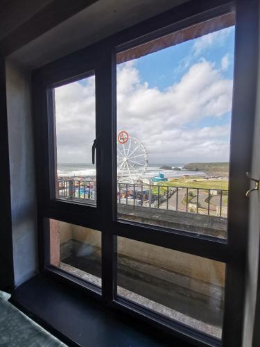 Palm Cove Bundoran Luxurious Sea View Balcony Free Wifi Netflix Sleeps 5 in Бандоран
