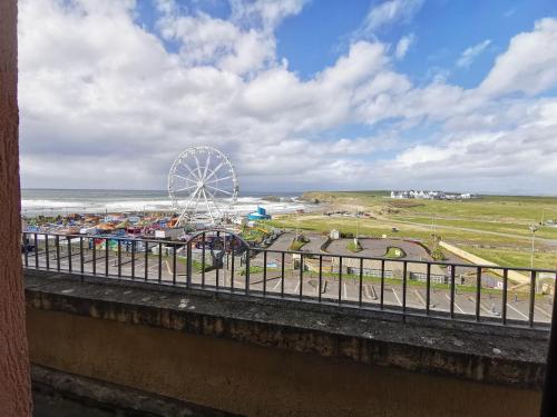 Palm Cove Bundoran Luxurious Sea View Balcony Free Wifi Netflix Sleeps 5 in Бандоран