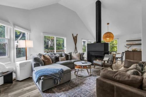 Bright Downtown 2BR Walk to Ski Lift