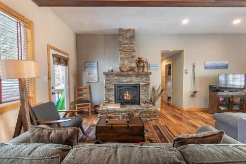 Cozy 2BD Mountain Retreat with Hot Tub