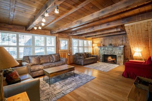 3BR Mountain Cabin-Near Beach & Slopes