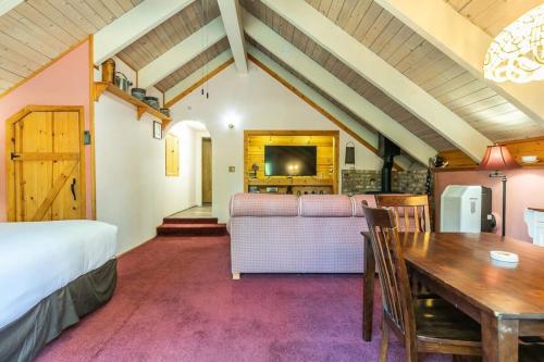 Serene 5BDR Near Beach and Forest Trails Serene 5BDR Near Beach and Forest Trails