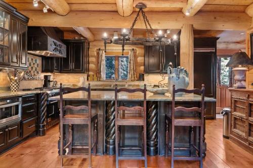 4BR Blue River Home with Mountain Views and Hot Tub in Blue River, USA
