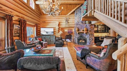 4BR Blue River Home with Mountain Views and Hot Tub in Blue River, USA