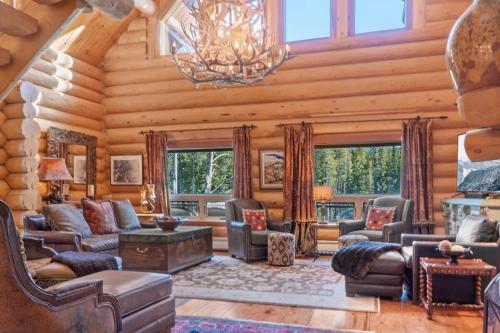 4BR Blue River Home with Mountain Views and Hot Tub in Blue River, USA