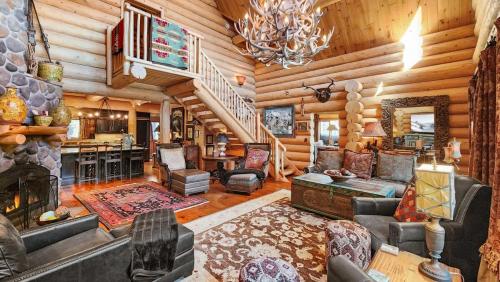 4BR Blue River Home with Mountain Views and Hot Tub in Blue River, USA