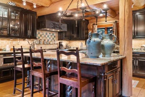 4BR Blue River Home with Mountain Views and Hot Tub in Blue River, USA