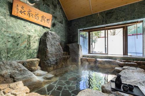 源泉かけ流し温泉付き貸し切り別荘白浜観光に最適の立地/15名宿泊可能
