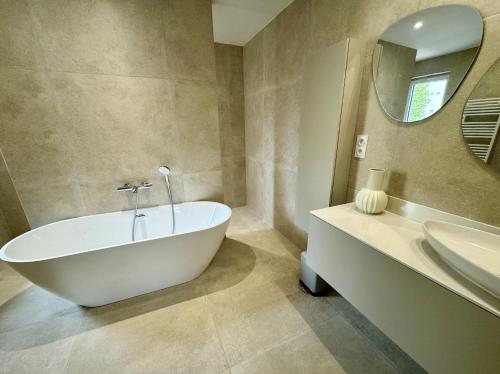 Studio suite climatise avec balcon, kitchenette equipee, douche, baignoire, wc et bureau - Frans