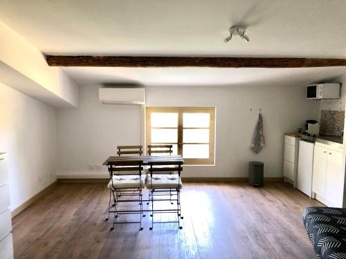 Logement neuf et climatisé, au coeur du village (Logement neuf et climatise, au coeur du village) in Saint-Didier