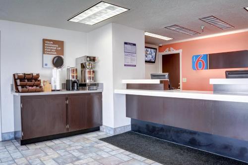 ล็อบบี้, Motel 6 The Dalles, OR in เดอะดัลเลส