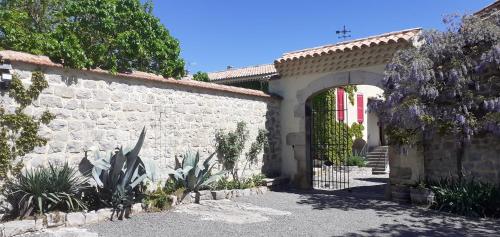 Gîtes de charme la FENIERE, 105 m2, 3 ch dans Mas en pierres, piscine chauffée, au calme, sud Ardèche