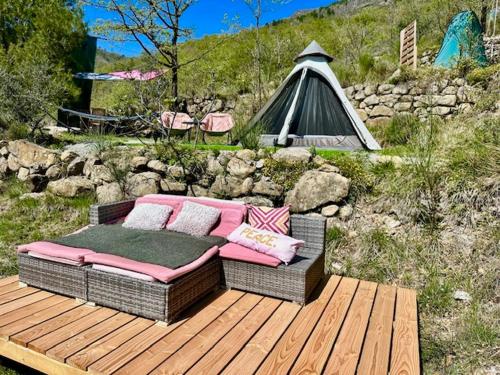 Tipi sous les étoiles service petit déjeuner et dîner gîte à louer Peïra-Cava