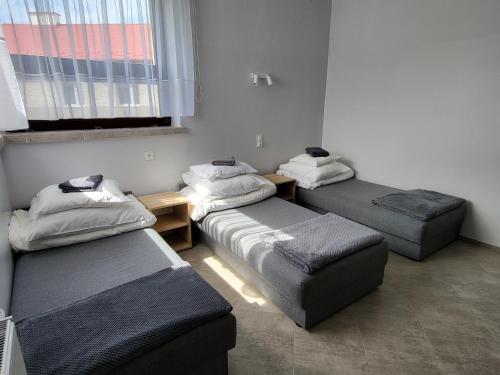 3 twin beds