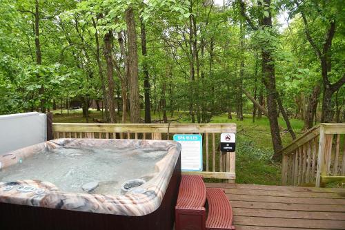 Omgivelser, Woods Song - Natures Promise (Woods Song -- Hot Tub - Pet Friendly - Wifi - King Bed - Woods Resort - Golf Nearby - Pool Pass - Sp) in Hedgesville