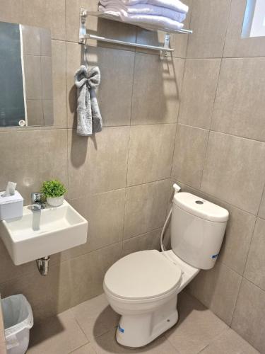 Salle de bain, Zizi Homey 302 Cemara Asri in Medan