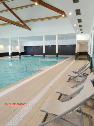 Swimming pool, Suite Deluxe vue sur Golf near Parking de la Gerbe