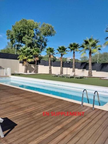 Swimming pool, Suite Deluxe vue sur Golf near Parking de la Gerbe