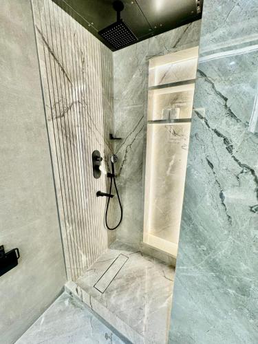 EMPIRE PLATINUM SUITES