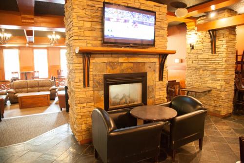 ห้องส่วนกลางสำหรับนั่งเล่น/ดูทีวี, Twin Pine Inn & Suites in ฮินตัน (AB)