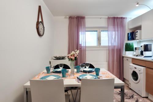 Konyha, GuestFirst- Relax by the Sea 4 Min to Beach FREE Parking in Eira