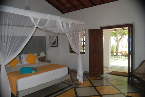 King Room with Pool View image 5
