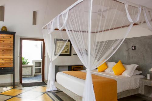 King Room with Pool View image 1