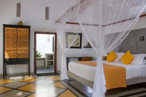 King Room with Pool View image 4