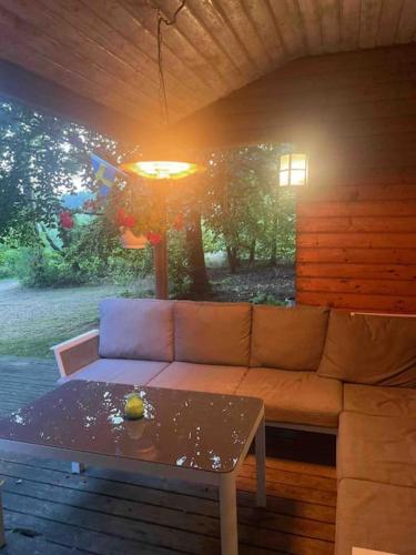 Lonnekullen, enkel sommarstuga mitt i skogen pa Osterlen med dusch ute in Vik