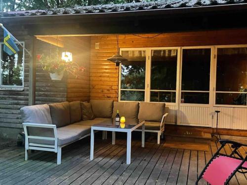 Lonnekullen, enkel sommarstuga mitt i skogen pa Osterlen med dusch ute in Vik
