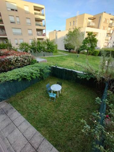 Gite 6-7pers avec jardin au cœur d'une résidence calme à 10mn de Lyon - Location saisonnière - Vaulx-en-Velin