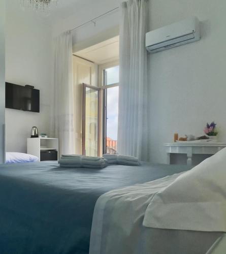 Double Room with Balcony image 10