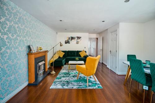 Cherish Stays spacious & amazing 3 Bed House in Hayes & Heathrow