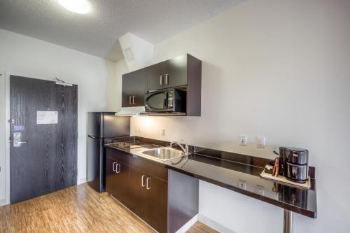 Cocina, Motel 6 Headingley, MB - Winnipeg West in Assiniboia Downs