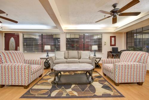 Lobby, Days Inn by Wyndham College Station University Drive in Estação College (TX)