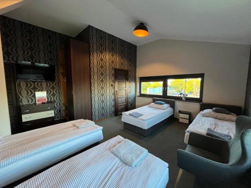 4 twin beds