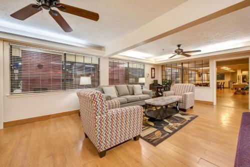 Lobby, Days Inn by Wyndham College Station University Drive in Estação College (TX)