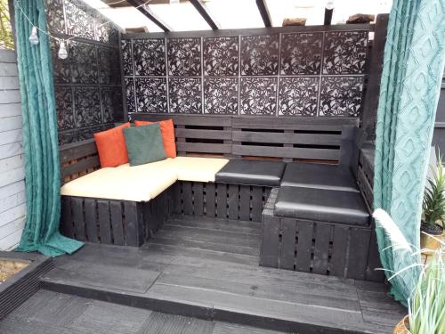 Зручності, SEVENOAKS in Болтон