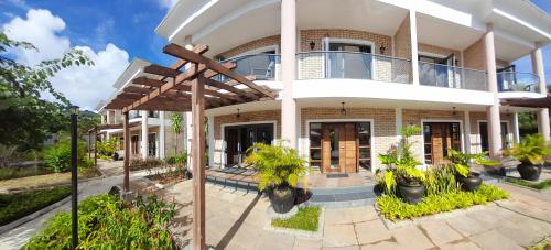 ISLA HOLIDAY HOME ISLA HOLIDAY HOME