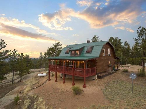 5 Acres! Modern Cabin w/ Pikes Peak View in Florissant, USA