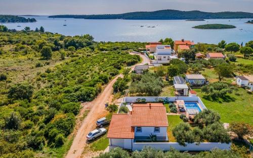 Ferienhaus mit Privatpool für 4 Personen ca 120 qm in Medulin, Istrien Südküste von Istrien