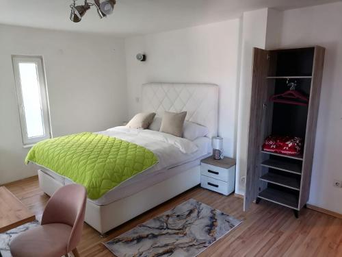 1 queen bed, 1 twin bed