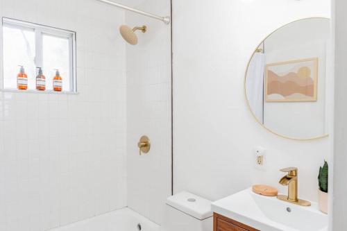 Retro Retreat: 1br home w/ WFH desk, livingroom, and fire pit in Kingston, USA