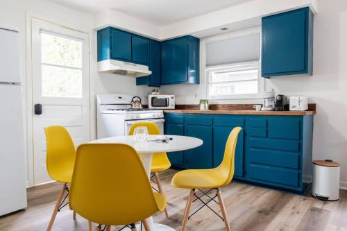 Retro Retreat: 1br home w/ WFH desk, livingroom, and fire pit in Kingston, USA