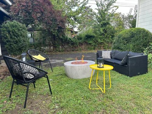 Retro Retreat: 1br home w/ WFH desk, livingroom, and fire pit