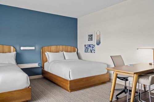 2 queen beds, 1 twin bed